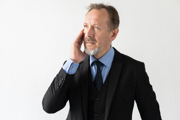 专心致志的成熟商人记起了什么图片下载