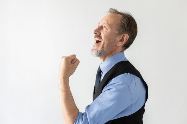 兴奋的成熟商人的肖像，做出胜利的姿态图片下载