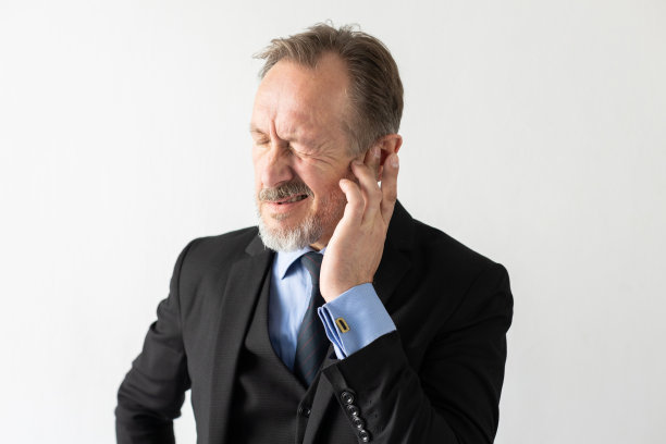 一个患有耳炎的成熟商人的画像图片下载