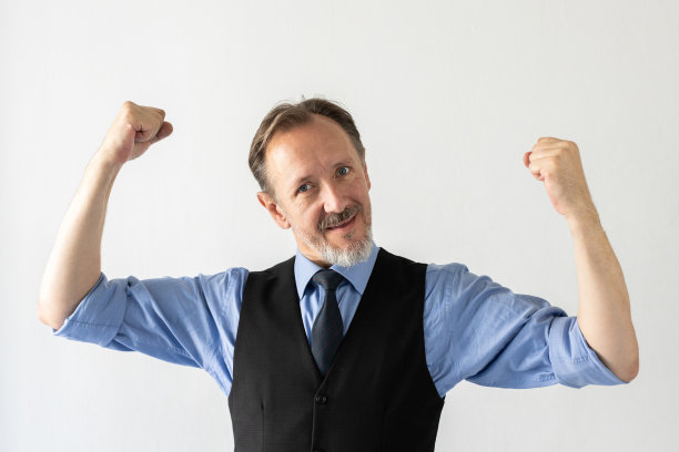 成功成熟的商人展示肌肉的肖像图片下载