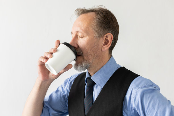 自信成熟的商人享受着咖啡图片下载