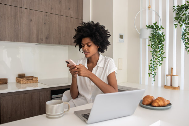 女商人在家工作时使用电话图片下载