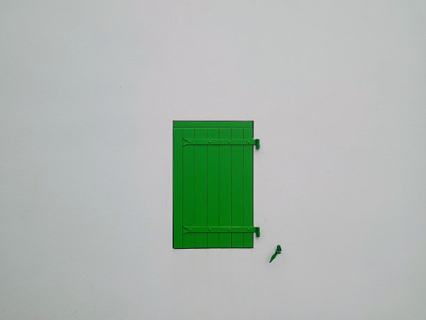 白色墙壁上的绿色快门照片图片下载