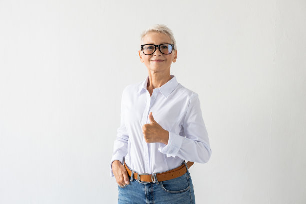 高级妇女的肖像与大拇指图片下载