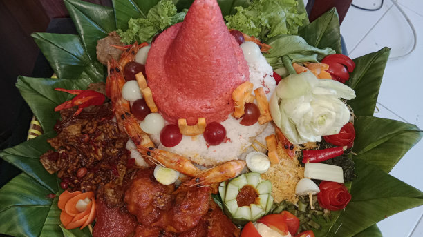 印尼传统食物:锥形大米图片下载