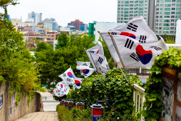 太极旗飘扬在天空图片下载