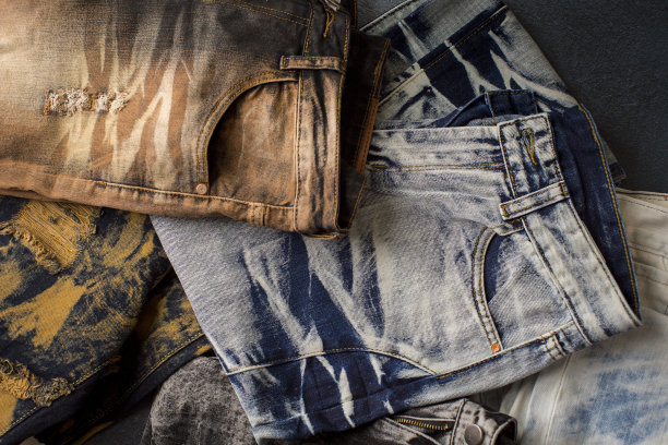 桌子上有不同颜色和不同类型的牛仔裤图片下载