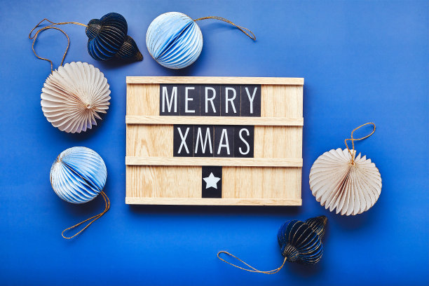 字母板与文字圣诞快乐与圣诞装饰的蓝色背景。Flatlay。图片下载