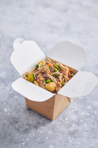 与火鸡肉，荞麦面，辣椒粉，蘑菇和胡萝卜炒锅外卖盒图片下载