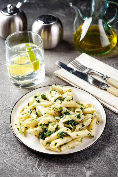 餐桌上有不同的菜肴，套餐菜单为餐厅提供营养健康的午餐，商务午餐图片下载