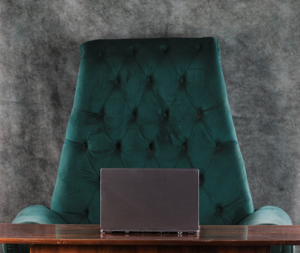 笔记本电脑晚上放在办公室的桌子上图片下载