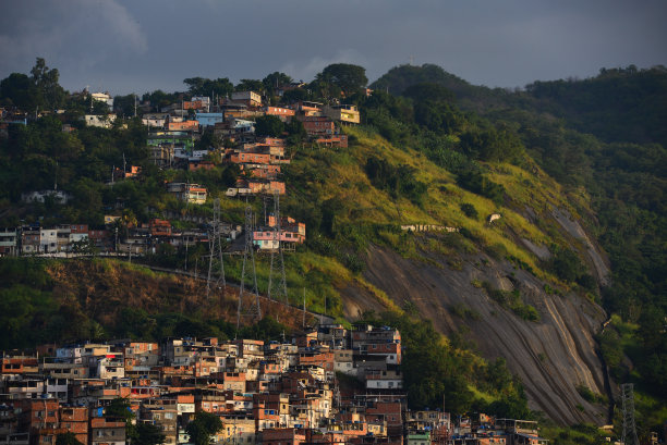 下午晚些时候，我们来到了里约热内卢岌岌可危的贫民窟图片下载