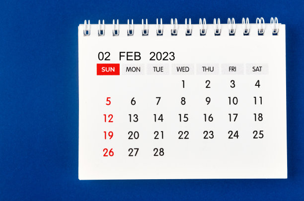 蓝色背景的2023年2月台历。图片下载