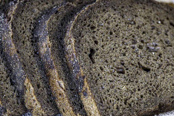 厨房台面上切片的黑麦面包特写图片下载