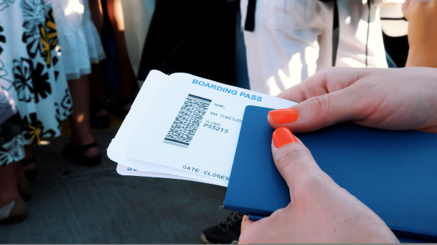 特写，女性手拿航空公司的登机牌机票，登机牌和护照在机场图片下载