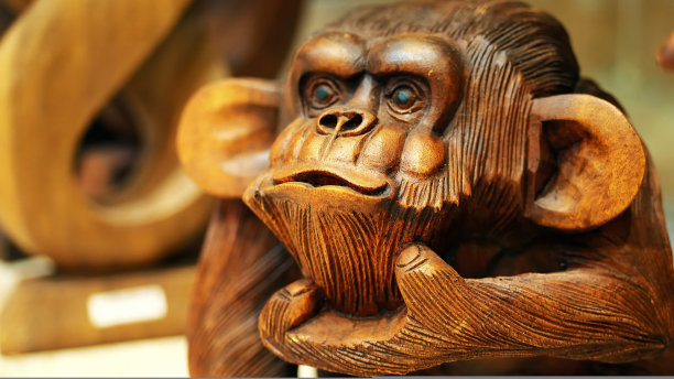 礼品店里石头、木头、玻璃和金属纪念品特写图片下载