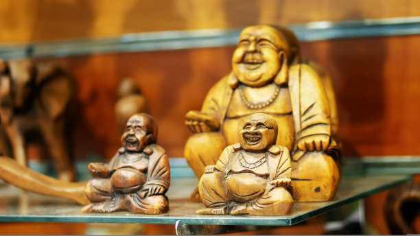 礼品店里石头、木头、玻璃和金属纪念品特写图片下载