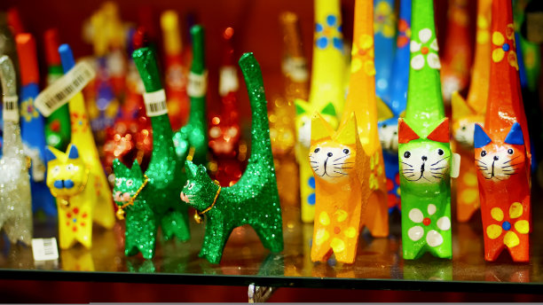 礼品店里石头、木头、玻璃和金属纪念品特写图片下载