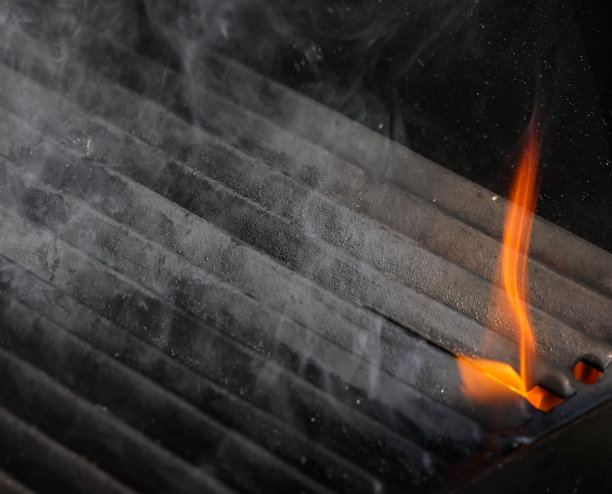 带火和烟的铸铁金属格栅图片下载