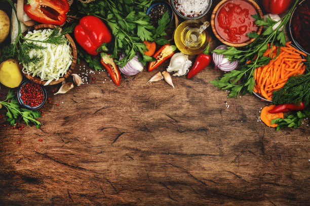 各种未煮熟的蔬菜，草药和香料在乡村厨房木桌上的健康烹饪，俯视图。准备素白菜、甜菜根、番茄汤。素食，平衡，节食食物图片下载