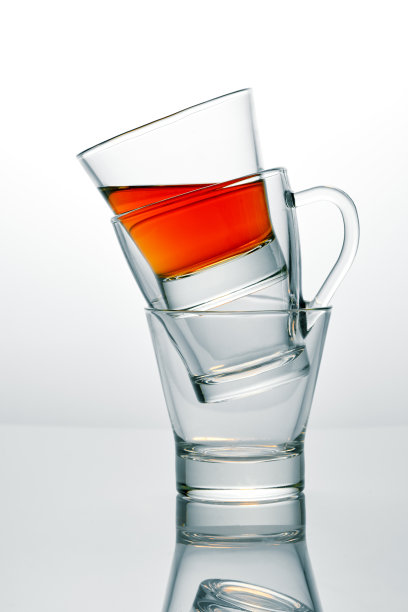 空的和半满的双玻璃茶杯像金字塔一样立着图片下载