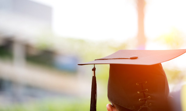 毕业那天毕业生的背影图片下载