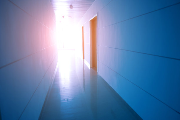 医院长廊的蓝色调。图片下载