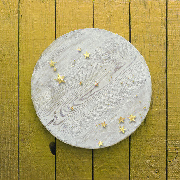 木制背景上的五彩纸屑图片下载