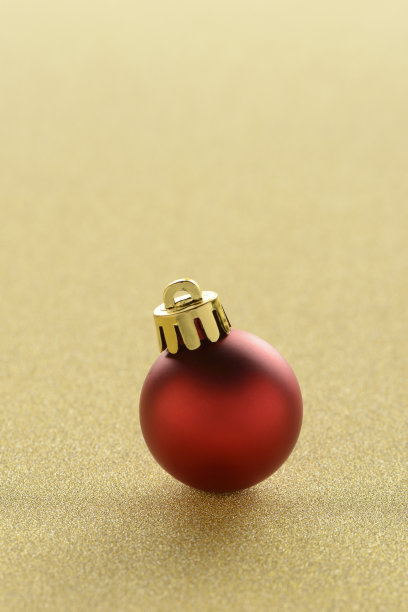 红色的球作为圣诞节的装饰品图片下载