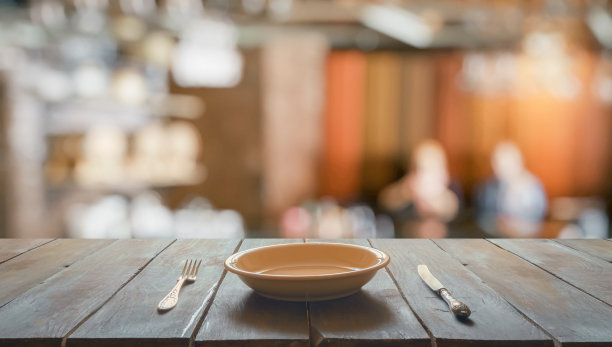 俱乐部里的旧木桌图片下载