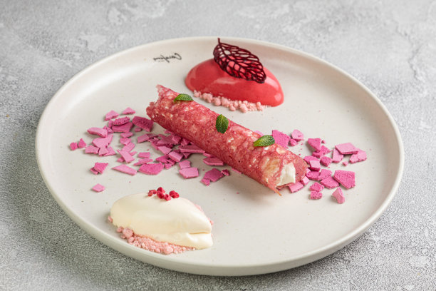 回家后，床上躺着一块蛋糕，派对上吃着蛋糕，还有一张她新鲜水果的照片图片下载