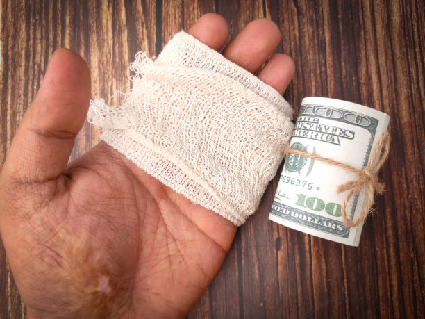 手绷带和纸币放在木制背景上。医疗保险的概念。图片下载