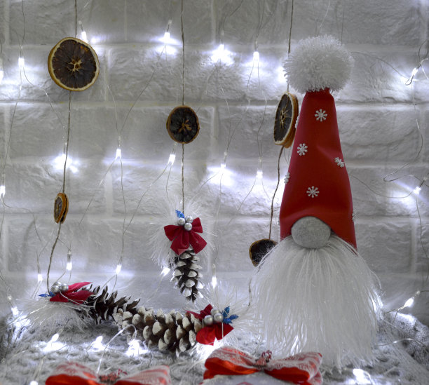 砖块背景上的圣诞侏儒和节日装饰品图片下载