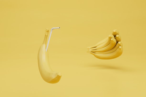 厚的香蕉汁。香蕉和吸管旁边的一串香蕉在黄色的背景。三维渲染图片下载