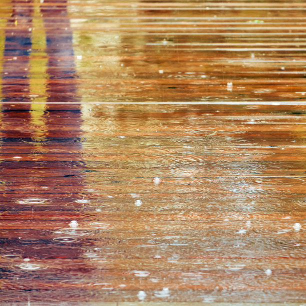潮湿的木板地板上有雨滴，背景图片下载