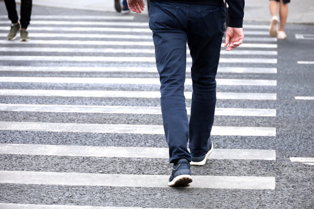 一名男子走在人行横道上图片下载