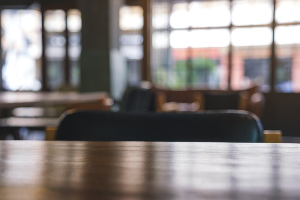 咖啡厅的木质桌面，背景模糊图片下载