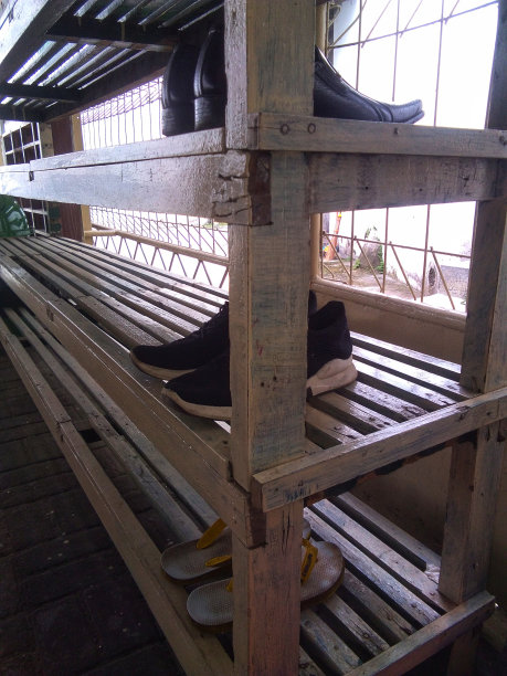 由白木制成的鞋架和凉鞋图片下载