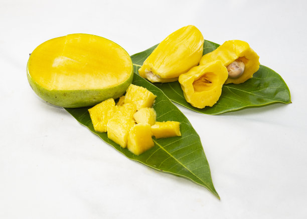 菠萝蜜和芒果切在叶子上。亚洲热带夏季水果。孤立的工作室的照片。热天清爽的水果沙拉。图片下载