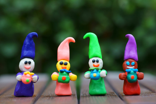 彩色童话小矮人的小雕像和礼物。图片下载