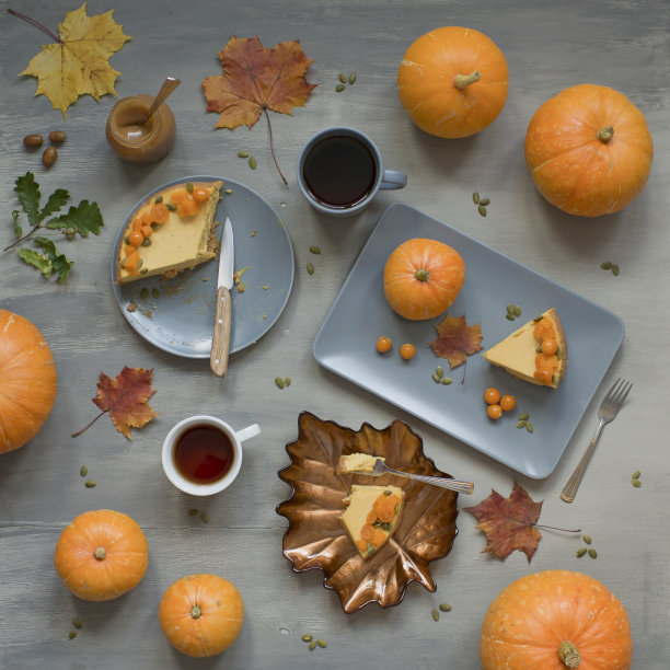 南瓜糕点，芝士蛋糕和饮料在桌上图片下载