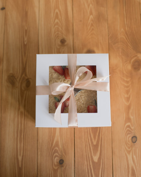 用缎带装饰的盒子里装着糕点图片下载