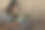 一位拉丁妇女在舒适的家里用笔记本电脑全神贯注地看电视剧图片下载