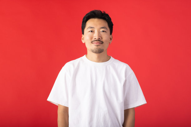 东亚模特正在摄影棚里拍摄肖像照图片下载