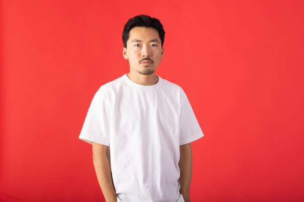 东亚模特正在摄影棚里拍摄肖像照图片下载