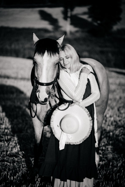 一个女孩和一匹马。对动物的爱。一块美丽的田地和一匹马图片下载