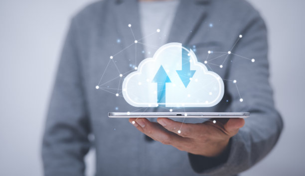 商人手持平板电脑连接云图标计算网络上的数据信息。，备份存储数据互联网，网络和数字，共享全球，和技术，概念。图片下载