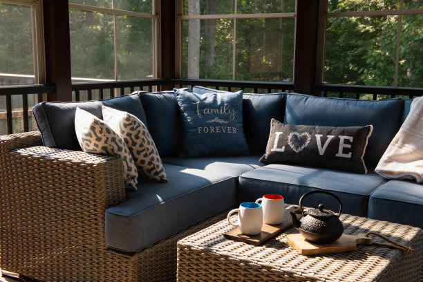 阳光明媚的夏日的门廊角落图片下载