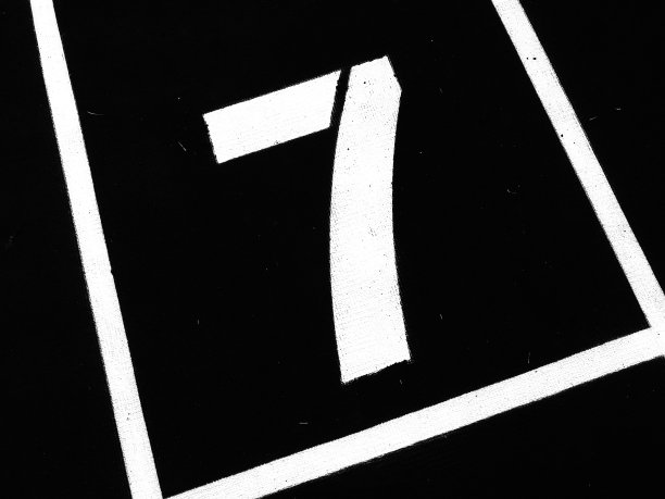 7号体育场跑道的起点，田径跑道是橡胶人造跑道。体育场跑道的起点和终点。(黑白照片)图片下载