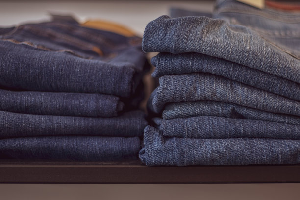 购物销售背景主题。衣服挂在商店的衣架上图片下载